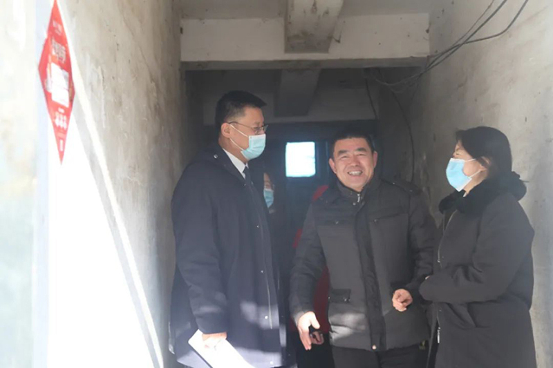 （遼中稿子配圖）法官回訪時,，看到居民臉上洋溢著喜悅的笑容