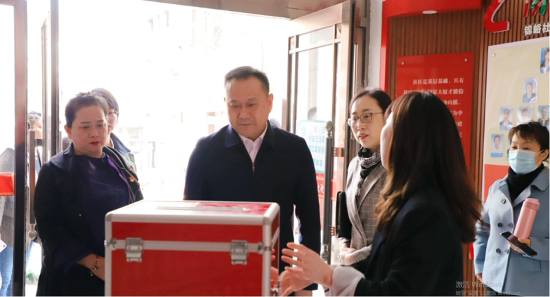 本溪市委常委、政法委書記徐勝（中）到“支部共建,、社區(qū)共治”示范點調(diào)研