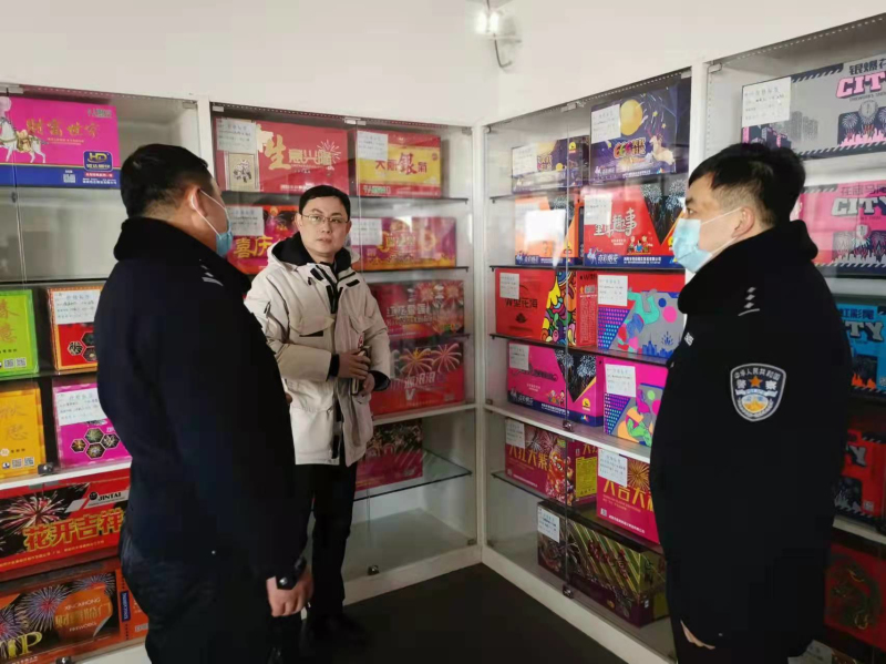 5阜新（中）記者與民警在煙花銷售點(diǎn)檢查