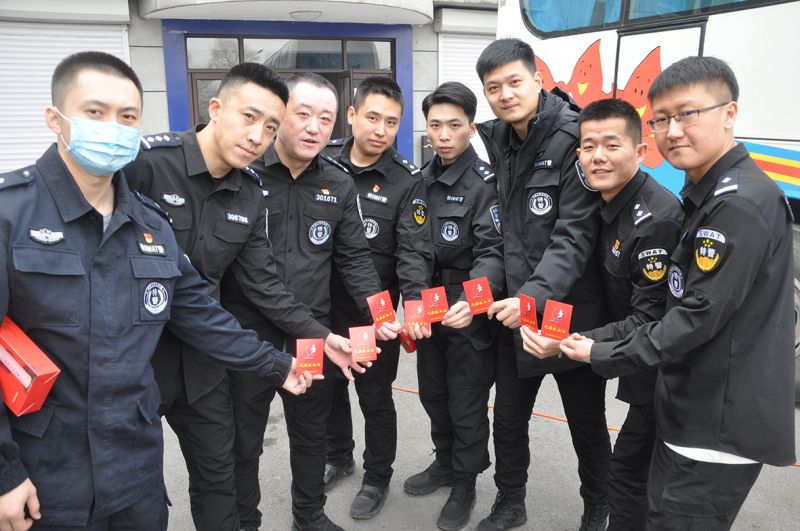 鞍山巡特警無(wú)償獻(xiàn)血
