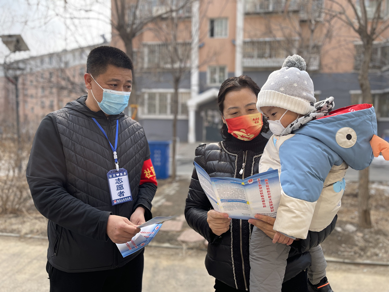 調(diào)兵山市司法局辦公室主任李偉向轄區(qū)群眾普及疫情防控法律常識