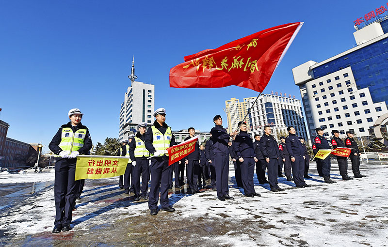 青年民警“創(chuàng)城先鋒隊(duì)”號召居民文明出行