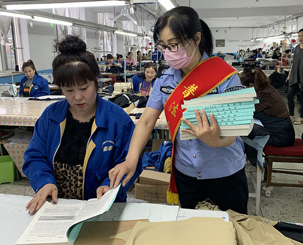 5月24日，東港市司法局北井子司法所所長(zhǎng)單雪在東港市億豐服裝廠為職工解答法律問(wèn)題