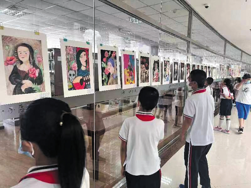 大連小學(xué)生參觀禁毒漫畫,。