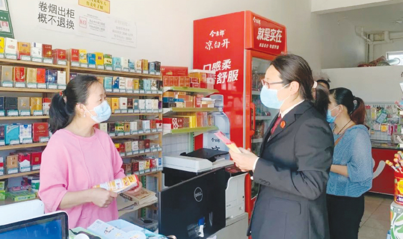 臺安法院網(wǎng)格法官在走訪中為群眾化解鄰里漏水糾紛