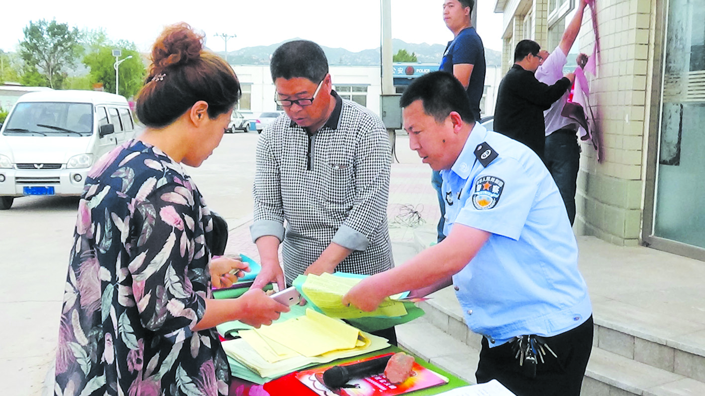 配文1：崔百仲（右一）下村屯開展法治宣傳