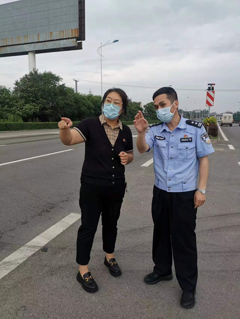 記者跟隨金長奇到交通事故點(diǎn)復(fù)勘