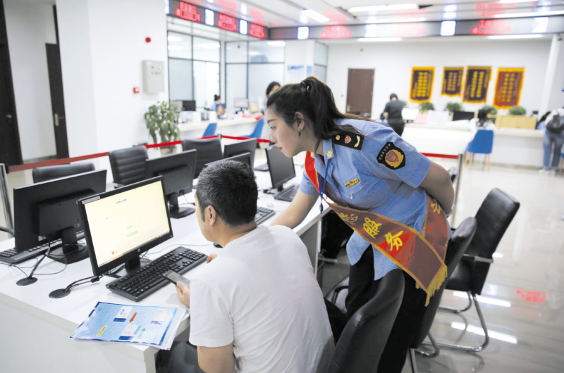 配文2：工作人員通過“登記服務超市”為企業(yè)辦理業(yè)務