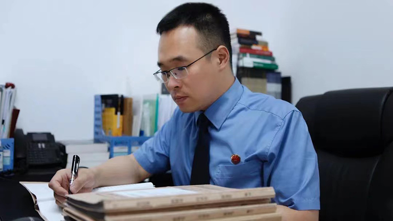 楊德明在撰寫案件審查報告,。