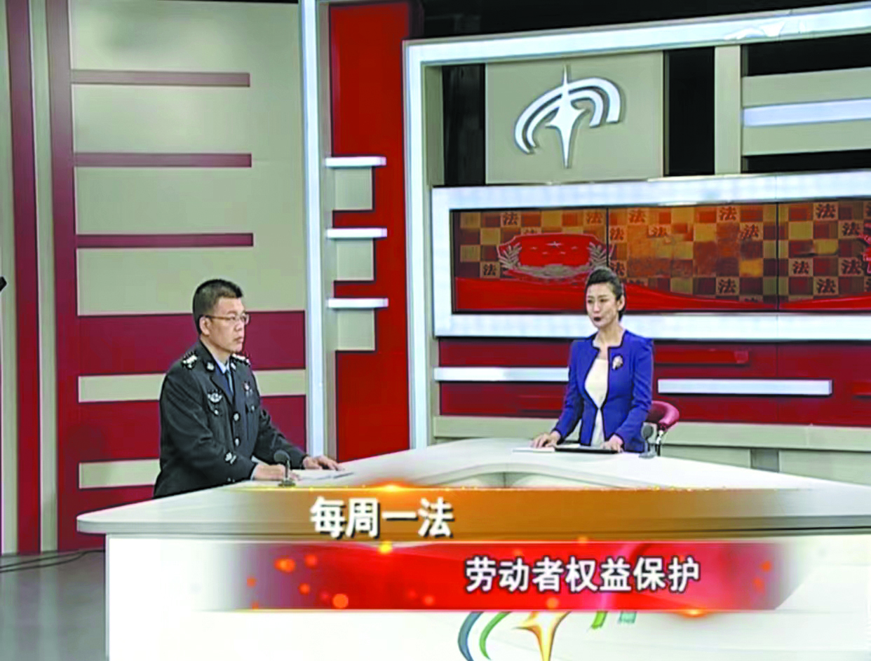 “每周一法”為群眾講解常見(jiàn)法律案例。