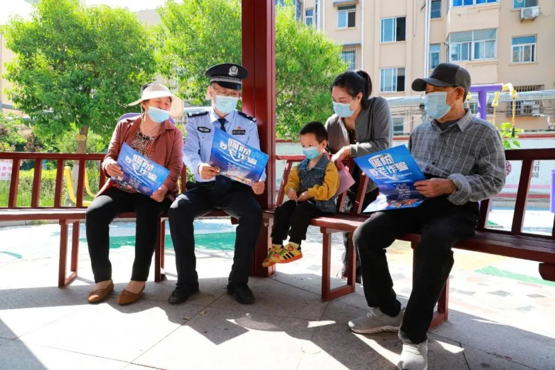 民警深入共建社區(qū)開(kāi)展政策,、法律宣傳,。