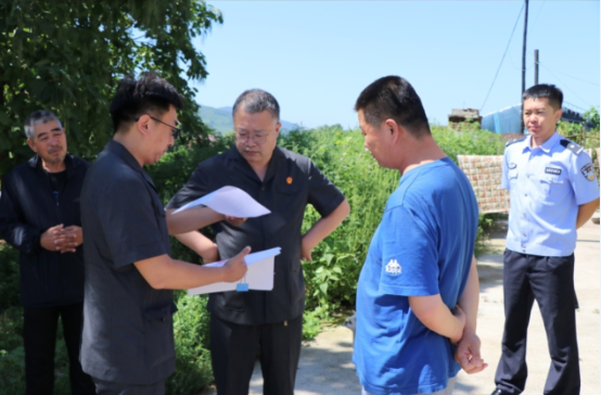 鳳城法院法官現(xiàn)場執(zhí)行。
