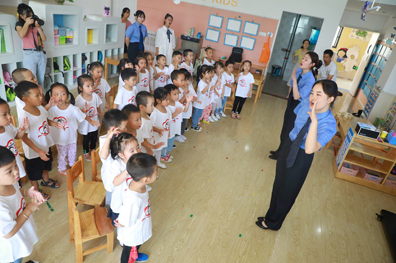 “劉瑩姐姐”教樂(lè)安縣幼兒園孩子跳防性侵操