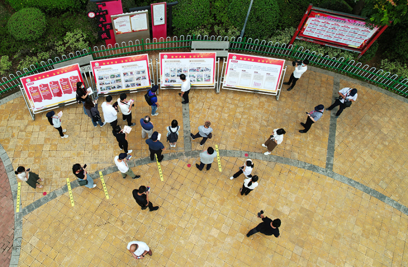 采訪團(tuán)記者在江西省贛州市尋烏縣長(zhǎng)寧鎮(zhèn)三二五村法治廣場(chǎng)采訪