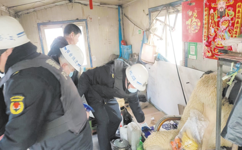 2022年2月9日,，盤錦市城管執(zhí)法人員協(xié)助違建房主清理室內(nèi)物品,。
