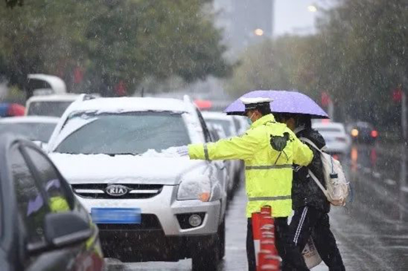 新民交警護(hù)送學(xué)生入校,。