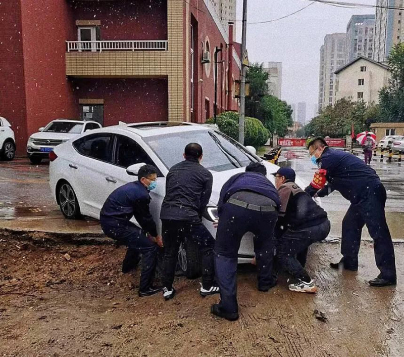 北海派出所民警救助被困車(chē)輛,。