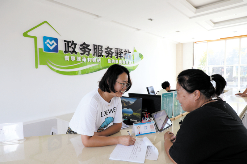 配文2：8月17日,，左鑫（左）為劉淑潔辦理業(yè)務(wù)中,。