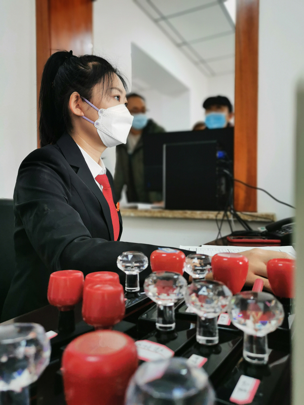 技術(shù)科的干警正在緊張的工作中。