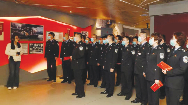 配文2：民警參觀警示教育基地,。