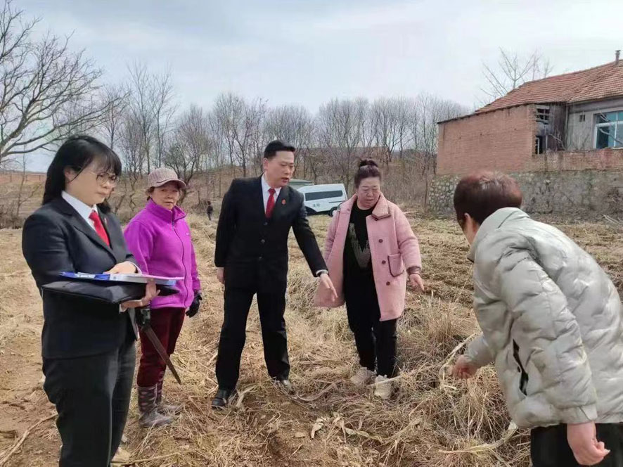 法官到田間地頭了解案情,。