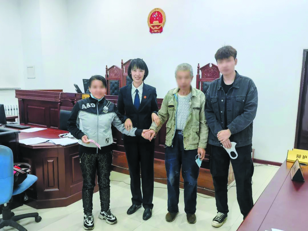 （渾南）蔡嬌法官成功調(diào)解后，雙方當事人當場握手言和