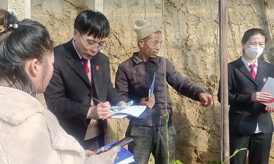法官耐心向當事人了解棚菜欠款過程,。