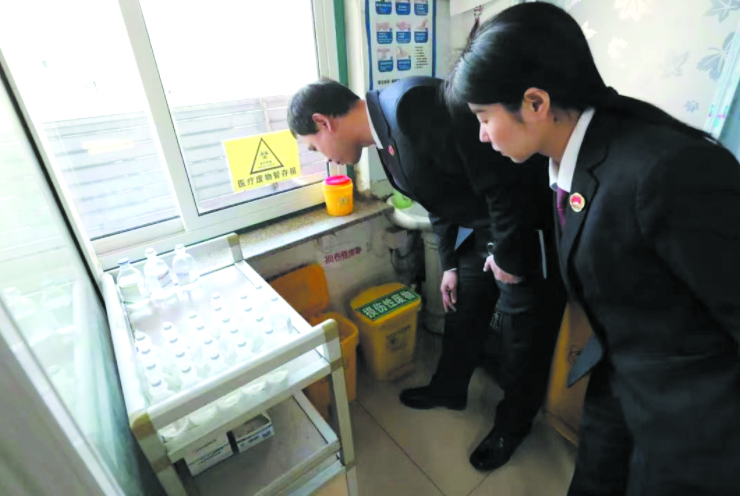 檢察干警實地查看醫(yī)療廢物處置情況,。副本