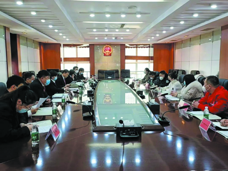海城法院與物業(yè)公司進(jìn)行座談。副本