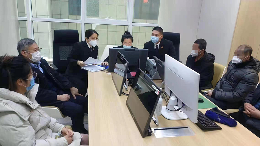 明山區(qū)人民法院聯(lián)合明山區(qū)人民檢察院共同組織兩起案件的雙方當(dāng)事人進(jìn)行調(diào)解。