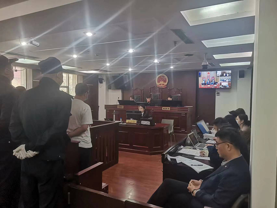配文1：沈陽市大東區(qū)法院審理刑事案件現(xiàn)場(chǎng),。