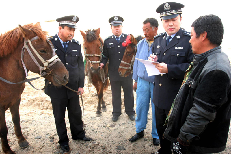 2009年10月，所長(zhǎng)張展（右二）在出警現(xiàn)場(chǎng),。