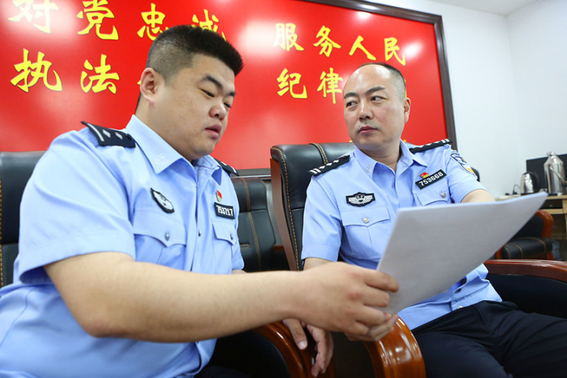 （必發(fā)）當(dāng)年的阿爾鄉(xiāng)派出所所長(zhǎng)張展（右一），現(xiàn)已成為