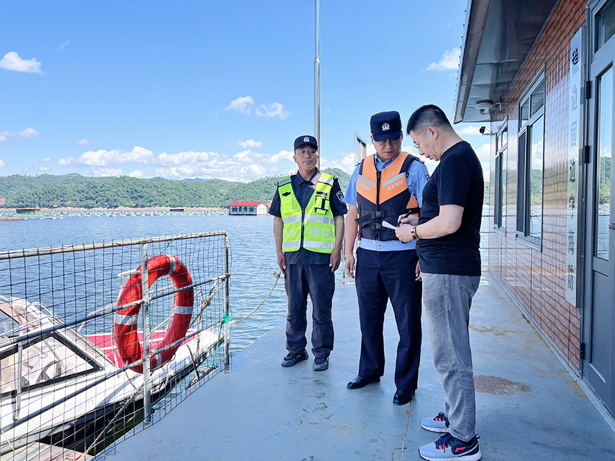 記者（右）正在“水上房”上采訪,。