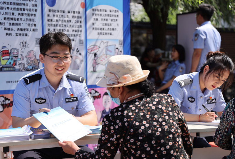 民警為辦證老人采集信息,。