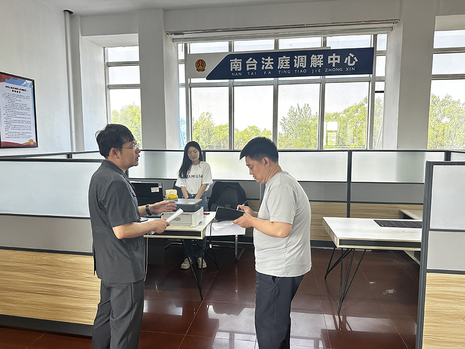 劉德育向記者介紹矛盾糾紛案件調(diào)解情況,。