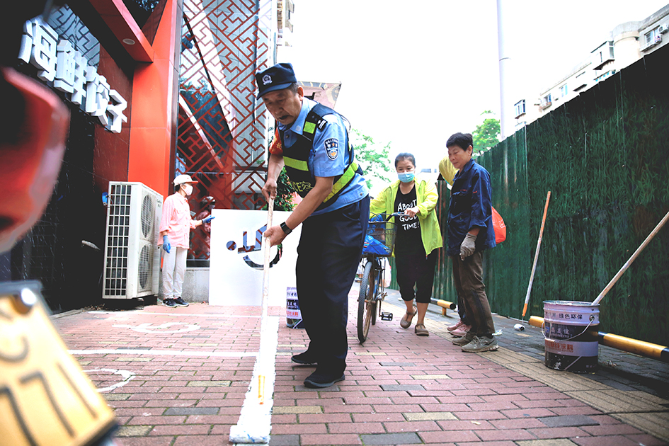 臨退休前，李明再次施劃了褪色的“愛心”車位,。