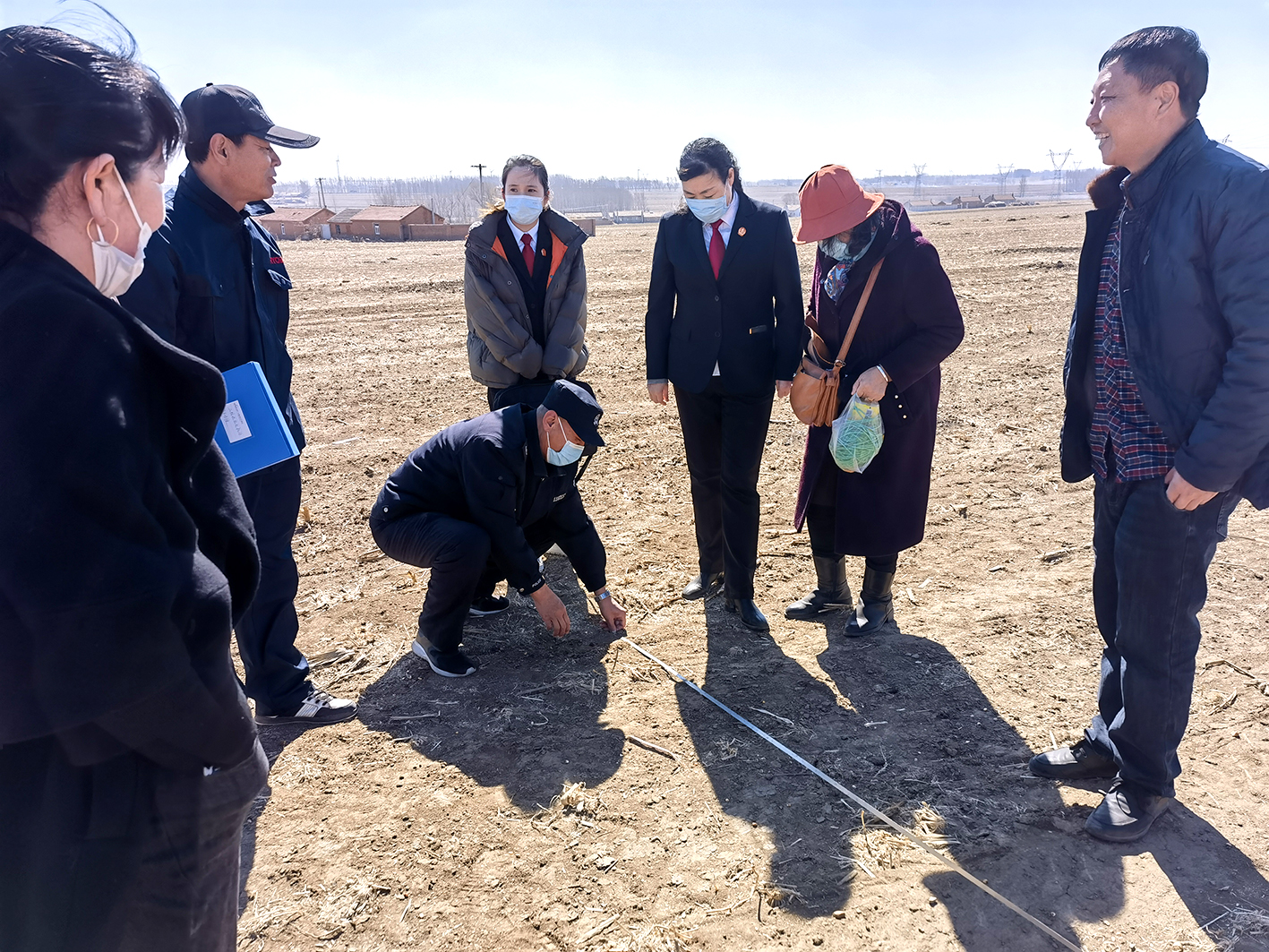 昌圖縣人民法院,、八面城人民法庭到現(xiàn)場為村民測量土地