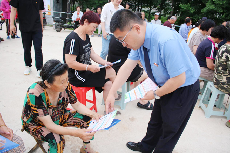 檢察干警向村民發(fā)放普法宣傳單,。