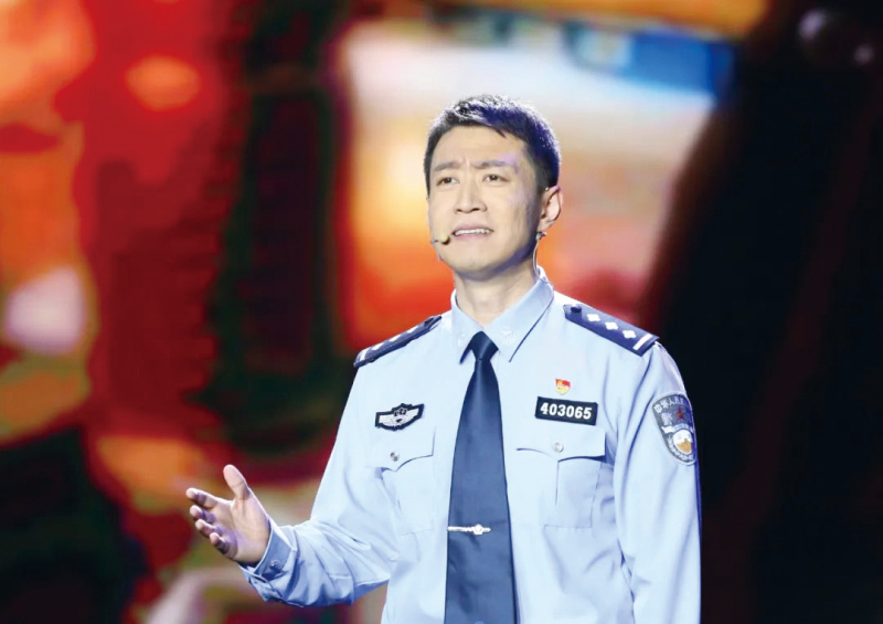 雷鋒派出所民警曹睿在演講,。