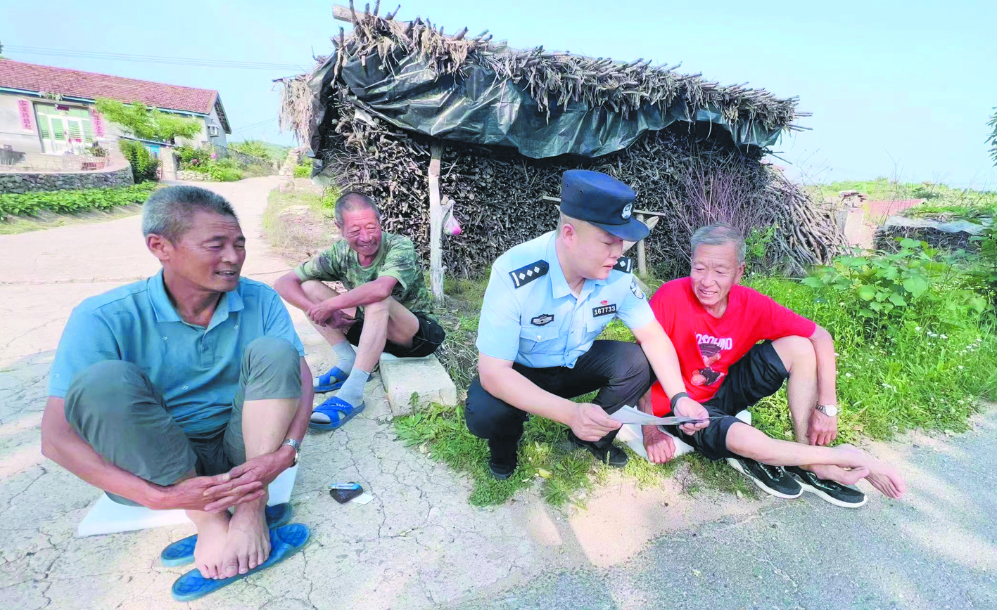 巡邏途中,，夏巖走進(jìn)農(nóng)家院排查村里矛盾糾紛線索