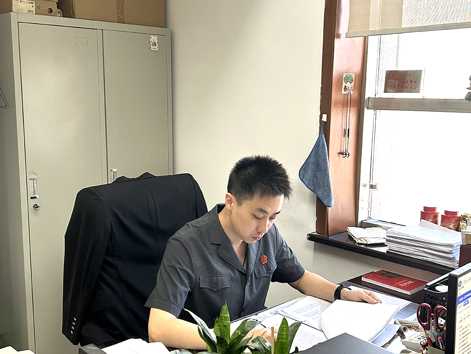 沈陽市大東區(qū)人民法院 審判管理辦公室負(fù)責(zé)人、法官 鑒銘宇