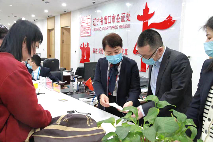 營(yíng)口市司法局領(lǐng)導(dǎo)干部（中）坐窗口、走流程解決百姓問(wèn)題