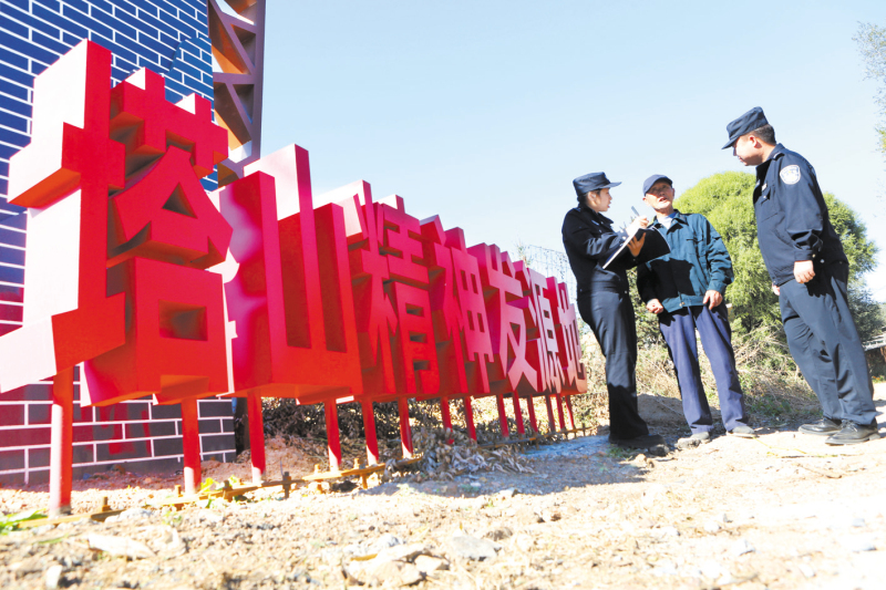 民警在走訪塔山精神發(fā)源地時(shí),，聽老人講戰(zhàn)斗故事,。