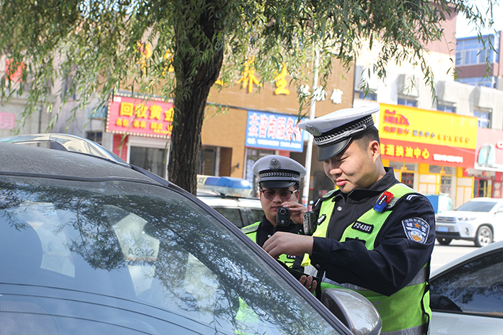 （第一個(gè)小標(biāo)題圖）民警對(duì)違停車輛進(jìn)行處理