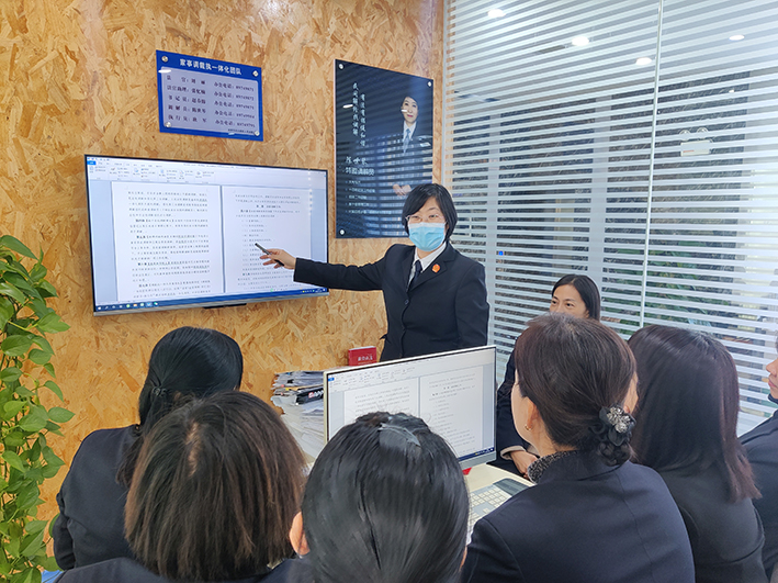 立案庭法官王翠玲給調解員們做培訓