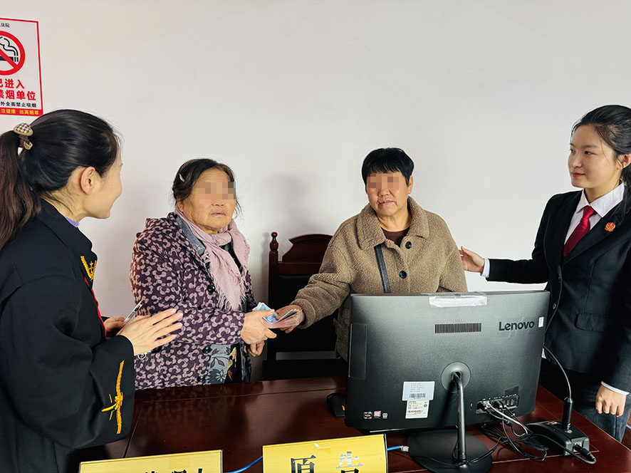 在楊光（左一）和張秋媛（右一）見證下,，雙方履行調(diào)解協(xié)議約定（需打碼）