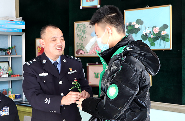 圖8，一位“特殊天使”將手工藝花送給劉軍,，祝警察節(jié)快樂,！