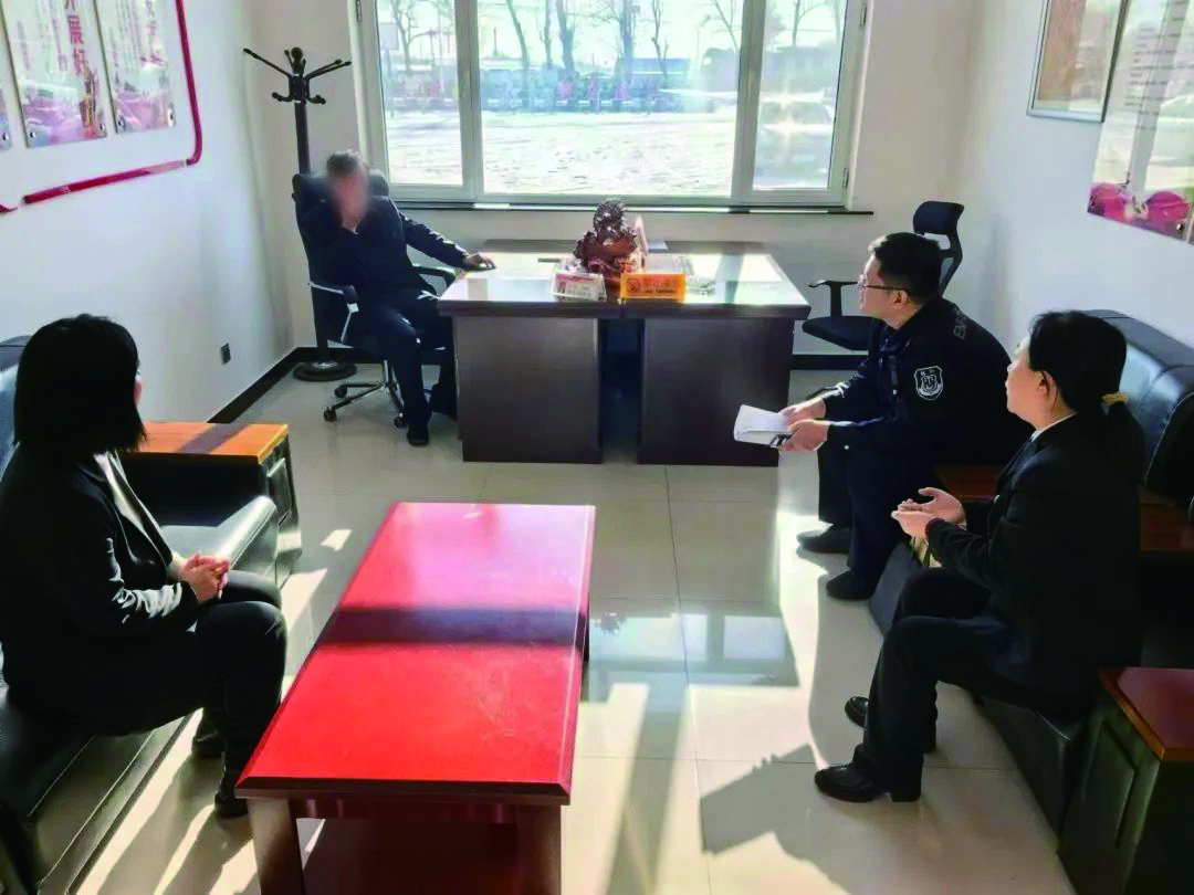 法庭干警前往北四家子鄉(xiāng)某村委會進行案件回訪