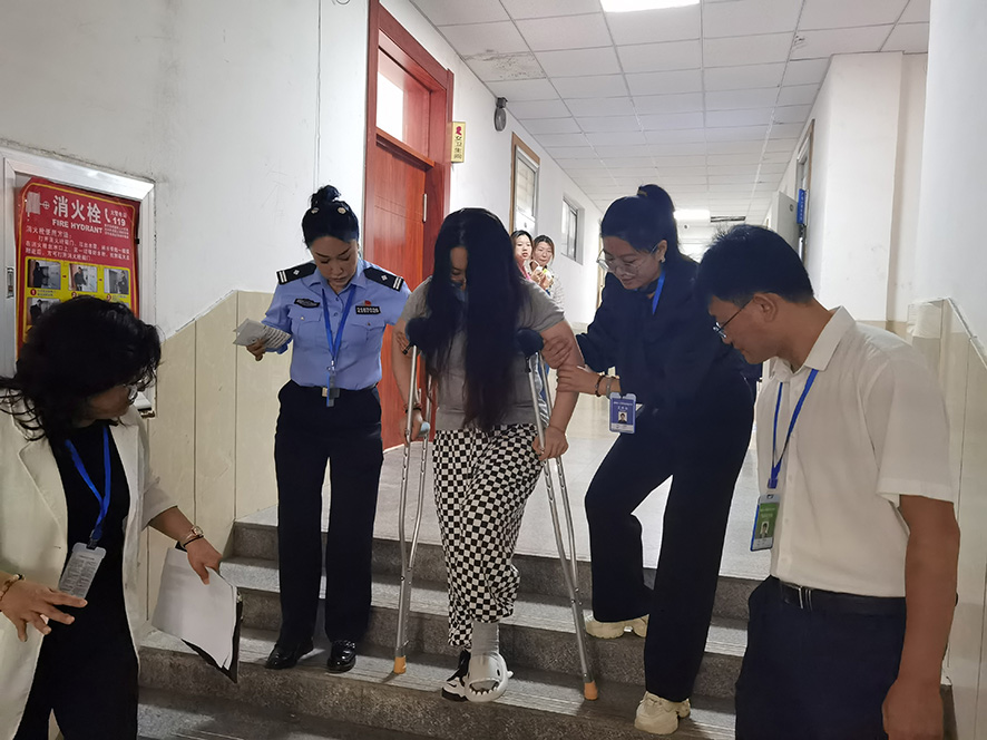 阜新考區(qū)做好“特殊考生”送考護(hù)考服務(wù),。